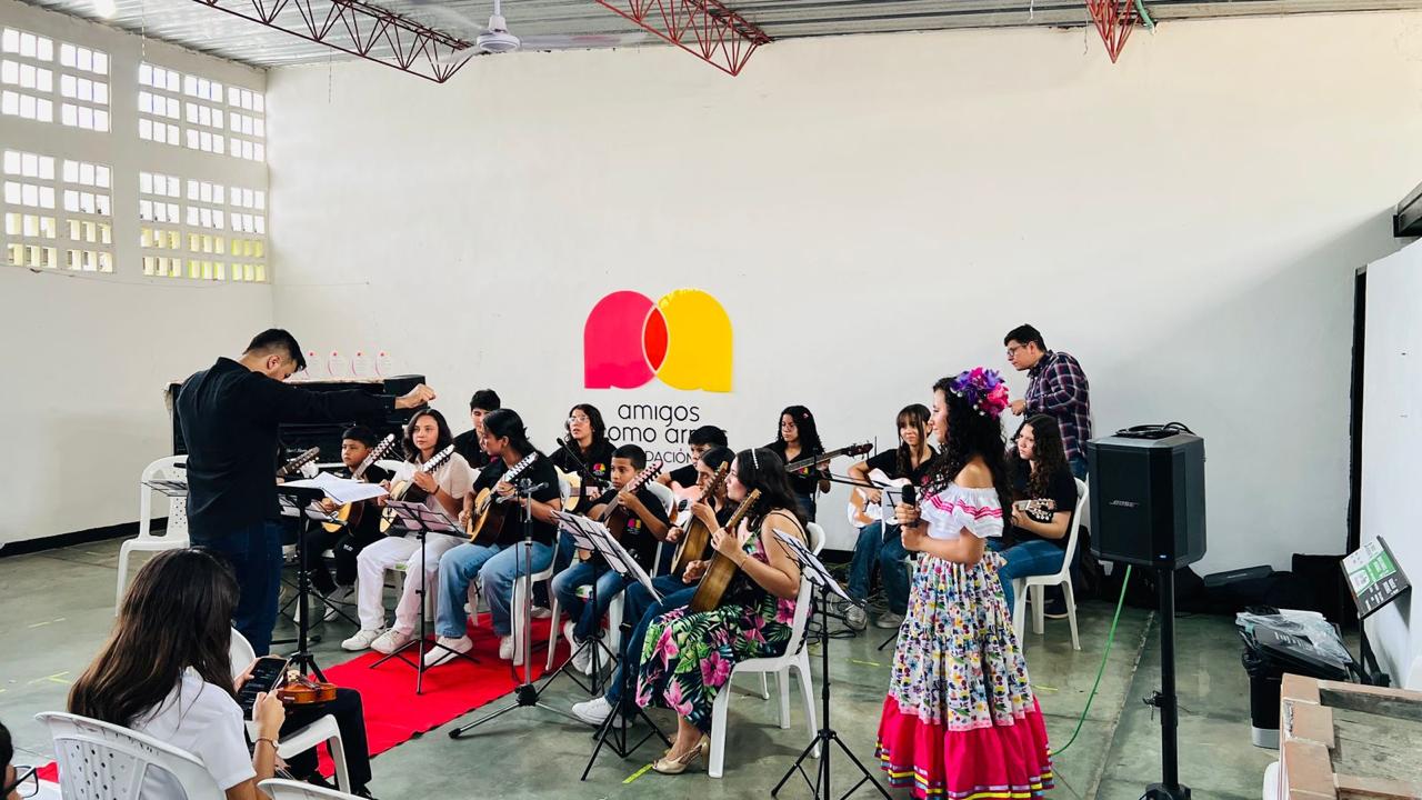 Grupo de becados participando en una actividad de formación